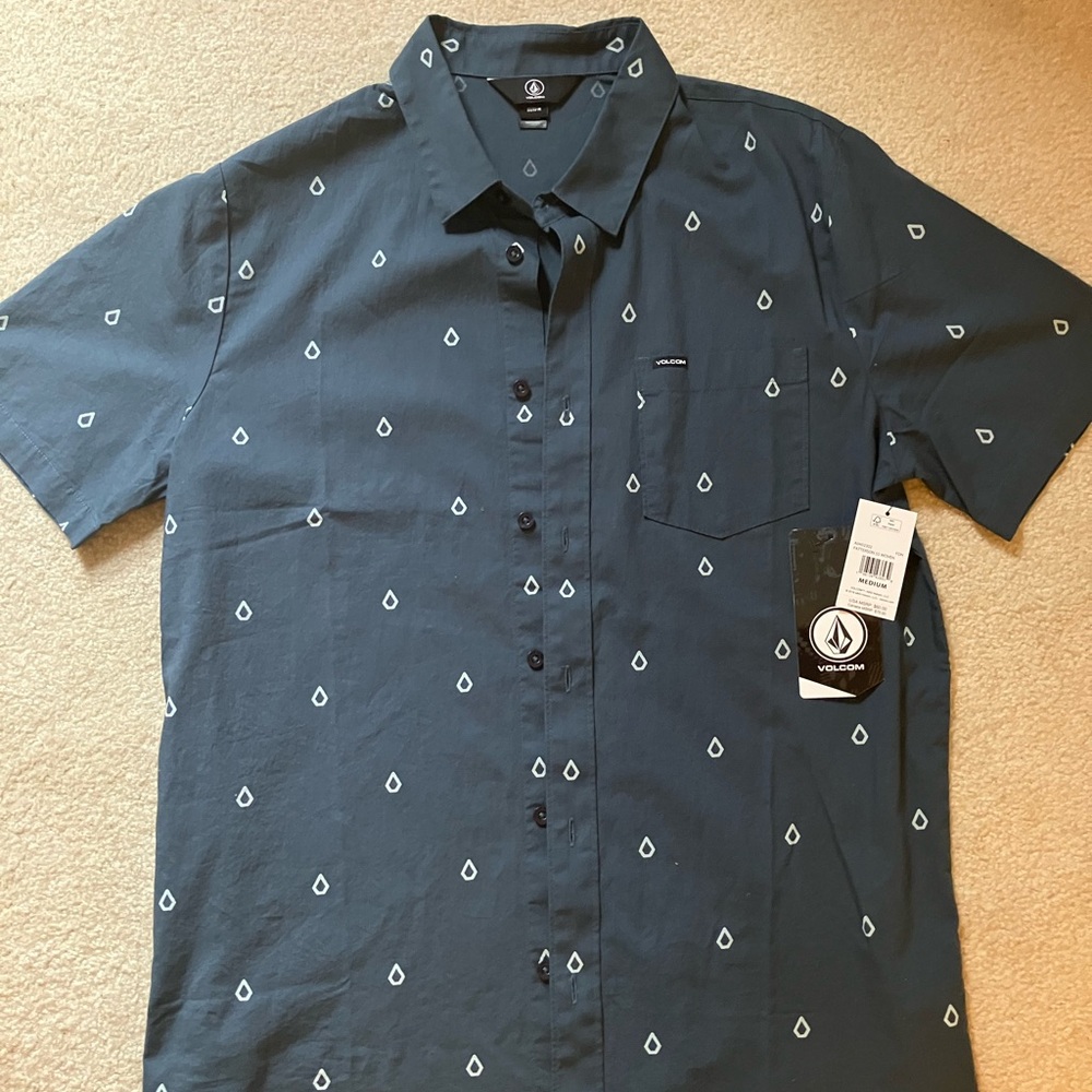 VOLCOM NWT shortsleeve button up. Men’s medium